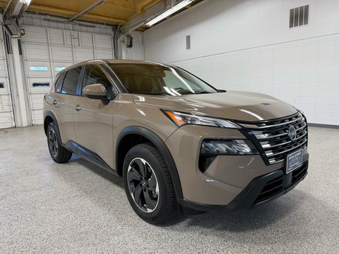 Used 2024 Nissan Rogue SV image 6