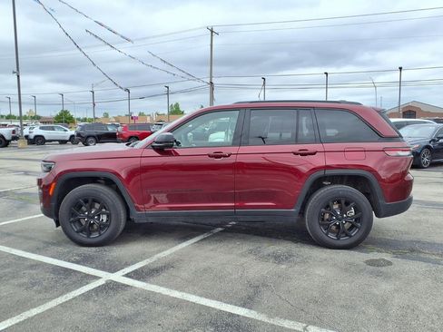 Used 2025 Jeep Grand Cherokee Altitude AWD/4WD image 4