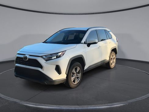 Used 2022 Toyota RAV4 XLE FWD image 4