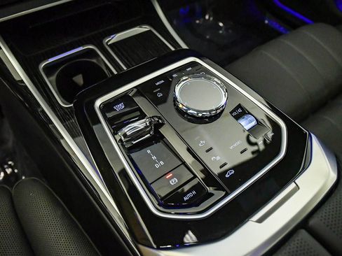 Certified 2025 BMW i7 eDrive50 w/ M Sport Package RWD image 21