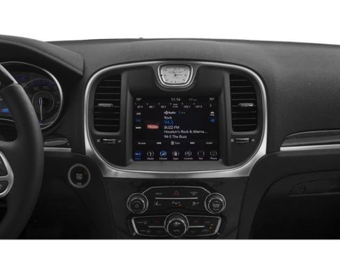 Used 2018 Chrysler 300 Limited RWD image 10