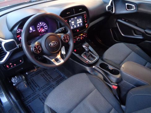 Used 2020 Kia Soul S image 2