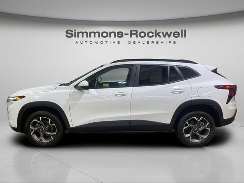 Used 2024 Chevrolet Trax LT FWD image 2