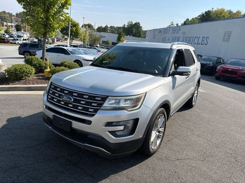 Used 2017 Ford Explorer Limited w/ Equipment Group 301A FWD image 3