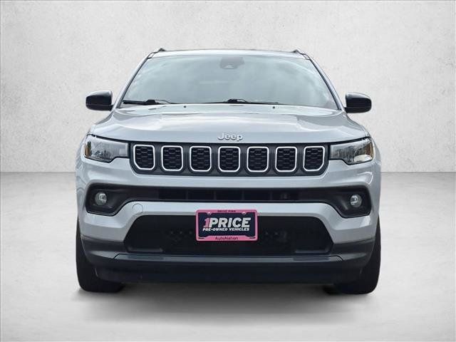 Used 2024 Jeep Compass Latitude AWD/4WD image 2
