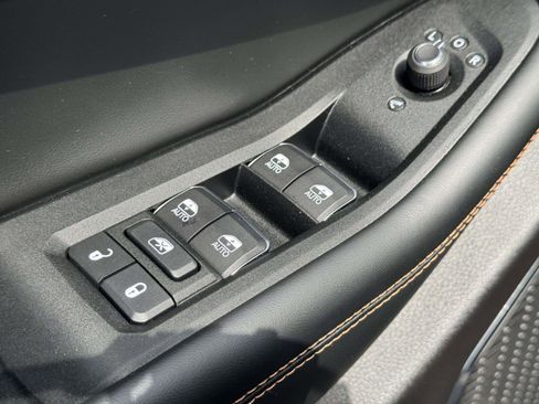 Used 2025 Jeep Grand Cherokee Overland w/ Luxury Tech Group IV AWD/4WD image 17