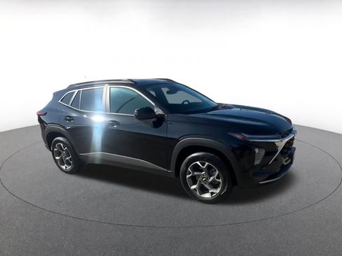 Used 2025 Chevrolet Trax LT image 2