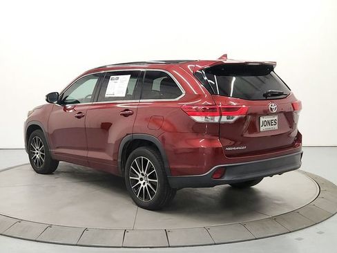 Used 2017 Toyota Highlander SE FWD image 5