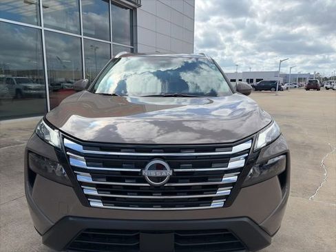 Certified 2025 Nissan Rogue SV w/ SV Premium Package image 6