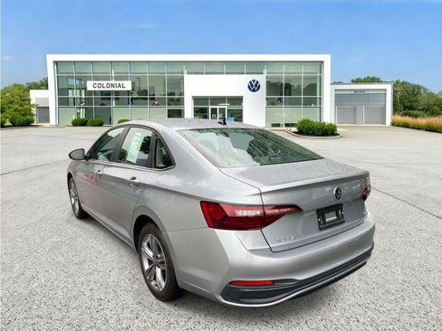 Certified 2024 Volkswagen Jetta SE FWD image 3