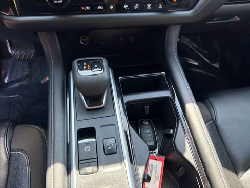 Used 2023 Nissan Pathfinder SL AWD/4WD image 19