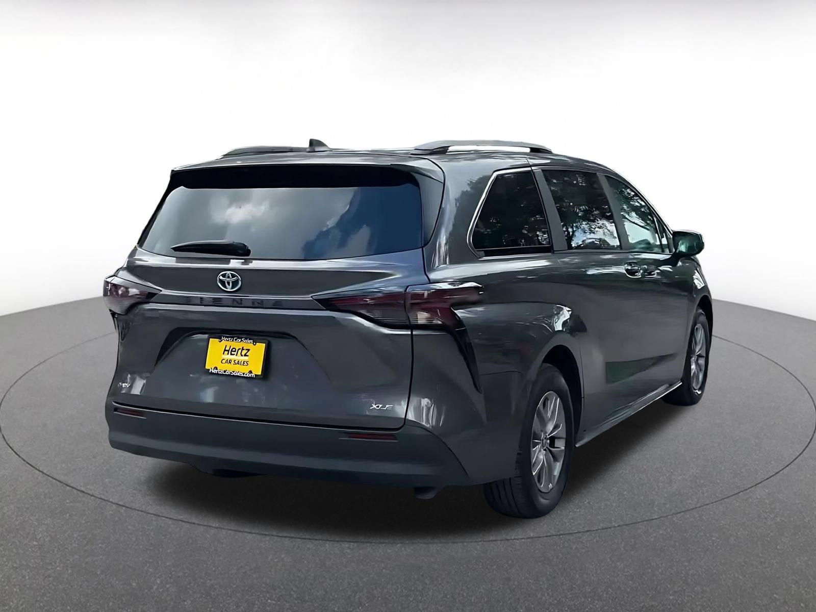Used 2025 Toyota Sienna XLE FWD image 13