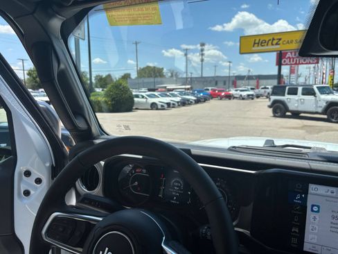 Used 2025 Jeep Wrangler Unlimited Sahara AWD/4WD image 34