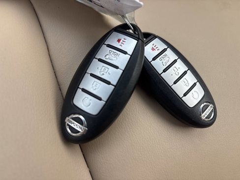 Used 2013 Nissan Pathfinder SL FWD image 32