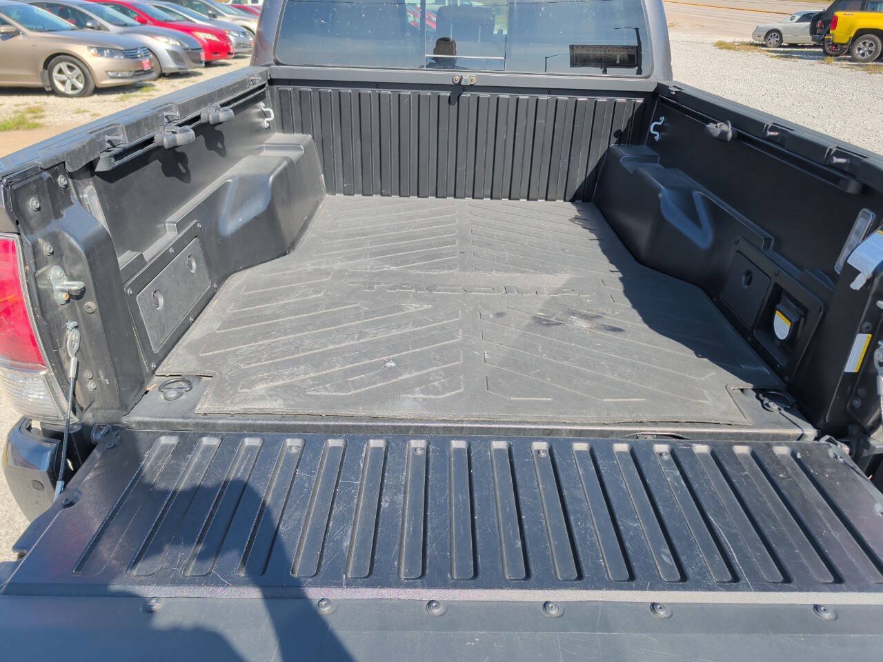 Used 2017 Toyota Tacoma Limited w/ Tow Package AWD/4WD image 11
