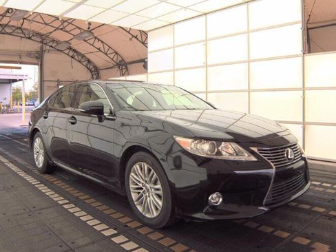 Used 2014 Lexus ES 350 w/ Luxury Package FWD image 3
