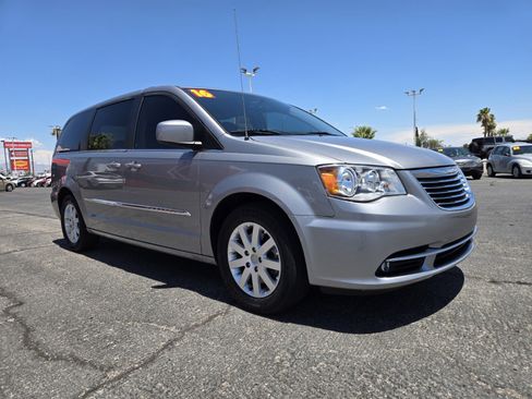 Used 2016 Chrysler Town & Country Touring FWD image 4