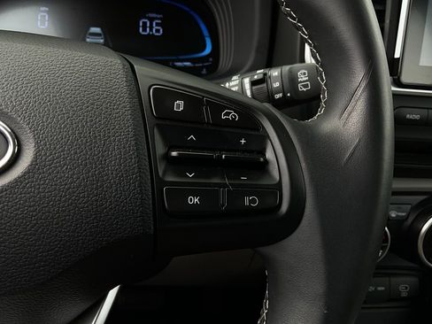 Used 2025 Hyundai Venue SEL image 35