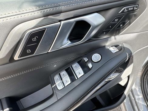 Used 2025 BMW X7 xDrive40i w/ M Sport Package image 19