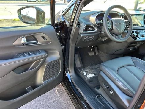 New 2026 Chrysler Pacifica Select image 9