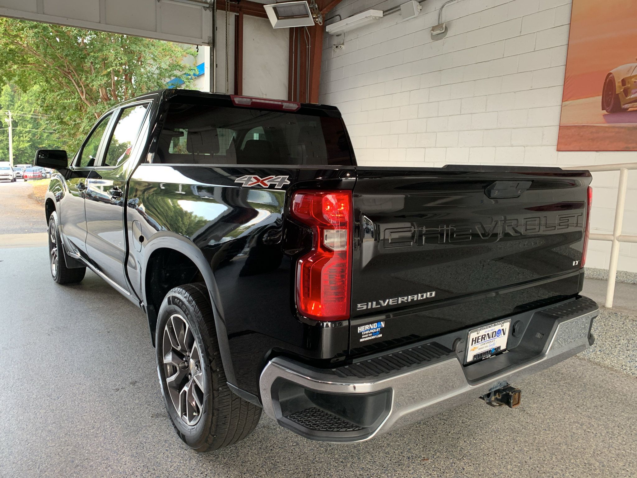 Used 2022 Chevrolet Silverado 1500 LT AWD/4WD image 6