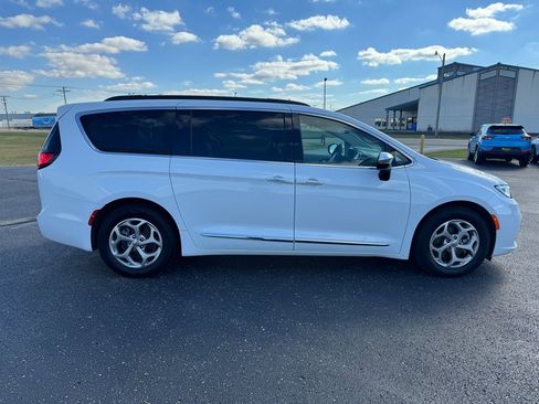 Used 2023 Chrysler Pacifica Limited image 6