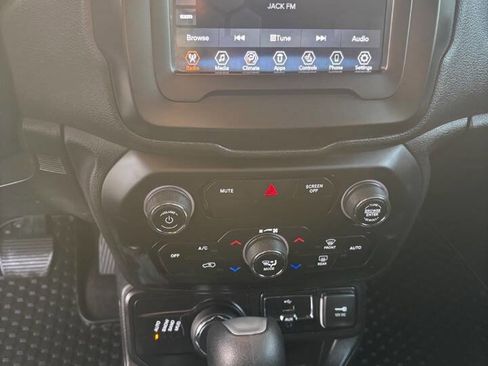 Used 2019 Jeep Renegade Latitude w/ Cold Weather Group image 14