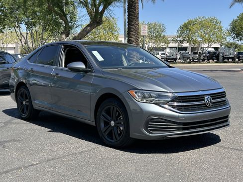 Used 2024 Volkswagen Jetta SE FWD image 6