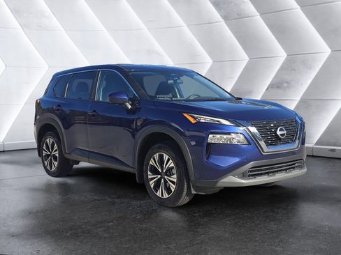 Used 2023 Nissan Rogue SV image 2