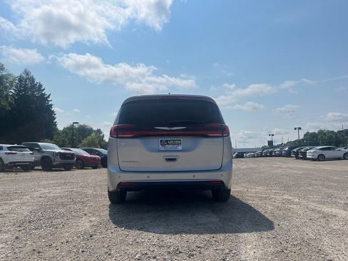 Used 2024 Chrysler Pacifica Touring-L FWD image 11
