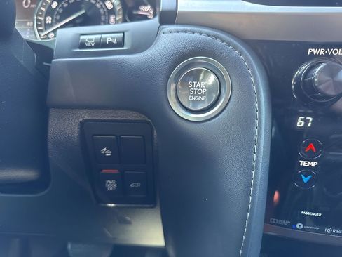 Used 2020 Lexus LX 570 4WD w/ Luxury Package image 23