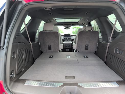Used 2024 Chevrolet Tahoe Z71 w/ Luxury Package AWD/4WD image 5
