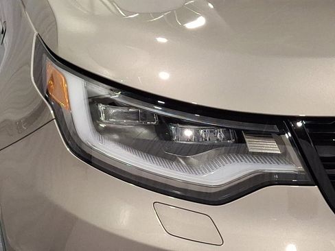 Certified 2025 Land Rover Discovery Dynamic SE image 9