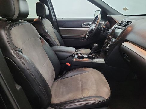 Used 2017 Ford Explorer XLT w/ Equipment Group 202A AWD/4WD image 21