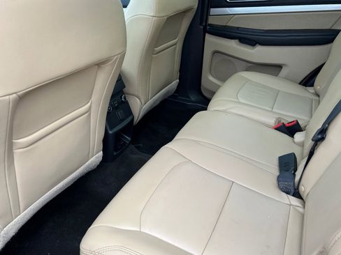 Used 2016 Ford Explorer XLT w/ Equipment Group 202A image 12