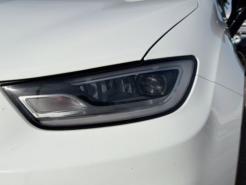 Used 2024 Chrysler Pacifica Limited image 9