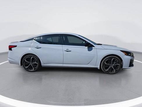 Used 2024 Nissan Altima 2.5 SR w/ SR Premium Package FWD image 3
