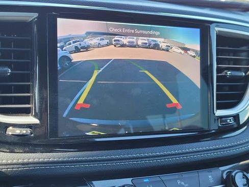 Used 2023 Chrysler Pacifica Touring-L FWD image 10