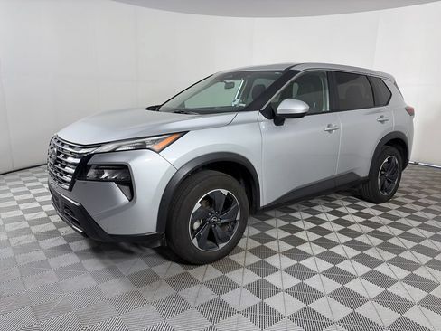 Used 2024 Nissan Rogue SV AWD/4WD image 3