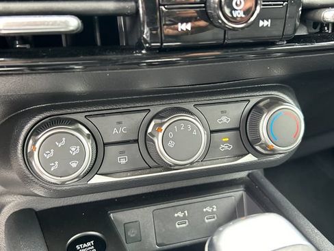 Used 2025 Nissan Kicks SV FWD image 17