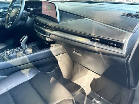 Used 2025 Cadillac XT4 Premium Luxury image 29