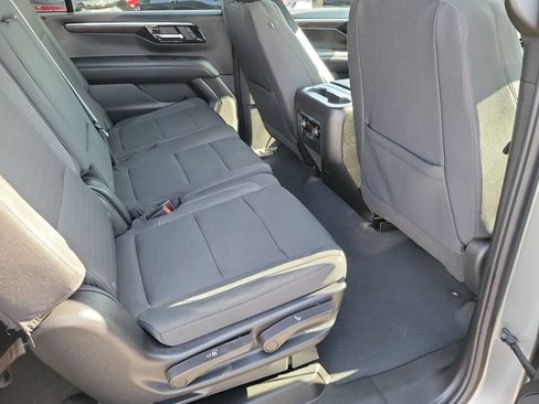 Used 2026 Chevrolet Suburban LS RWD image 17