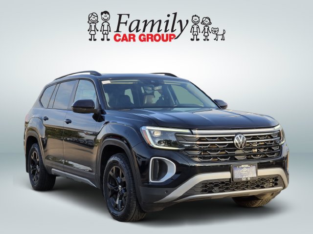 Used 2024 Volkswagen Atlas Peak Edition SE AWD/4WD image 2