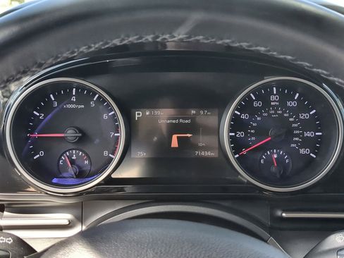 Used 2022 Kia Carnival EX image 11