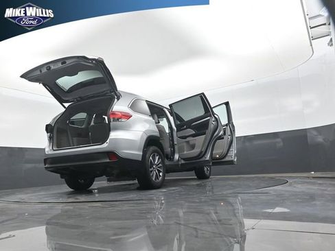 Used 2019 Toyota Highlander XLE image 29