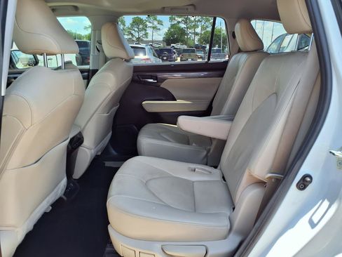 Used 2021 Toyota Highlander Limited FWD image 21