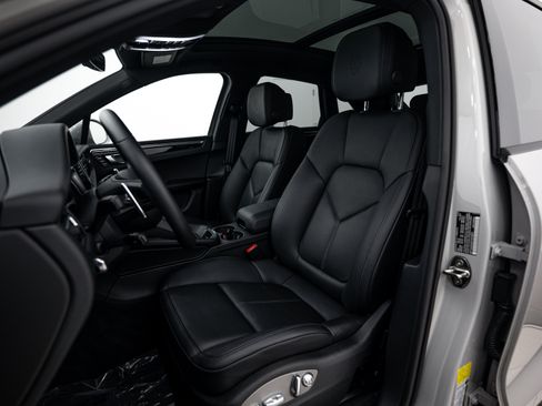 Certified 2026 Porsche Macan AWD/4WD image 5