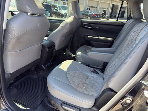 Used 2023 Toyota Highlander Bronze Edition AWD/4WD image 16
