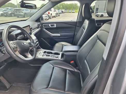 Used 2024 Ford Explorer XLT w/ Equipment Group 202A AWD/4WD image 11
