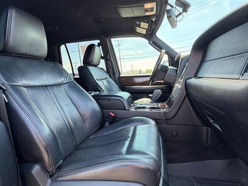 Used 2016 Lincoln Navigator L Select AWD/4WD image 31
